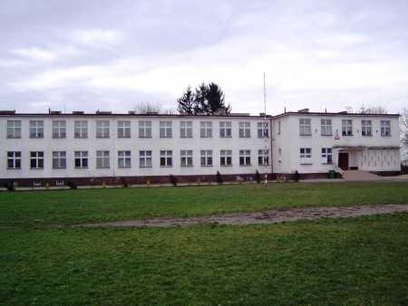 budynek szkoły postwaowej im. Mikołaja Kopernika w Sadlnie